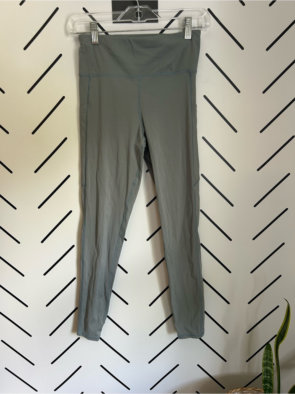 Vuori stride mid rise leggings sage green side pocket